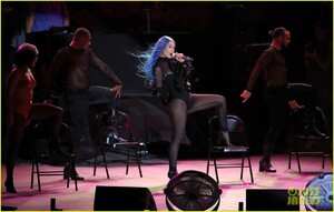 iggy-azalea-wears-blue-hair-for-performance-14.jpg