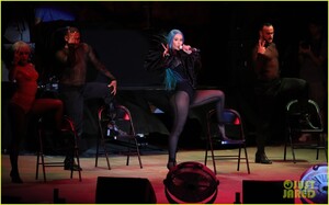 iggy-azalea-wears-blue-hair-for-performance-15.jpg
