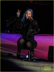 iggy-azalea-wears-blue-hair-for-performance-19.jpg