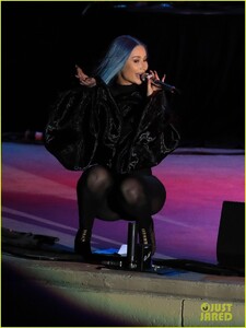 iggy-azalea-wears-blue-hair-for-performance-20.jpg