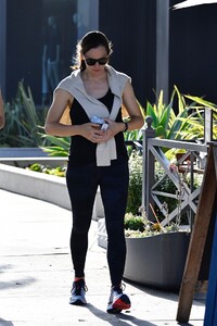 jennifer-garner-out-in-la-07-13-2019-3.jpg