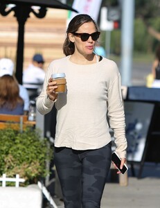 jennifer-garner-out-in-la-07-13-2019-5.jpg