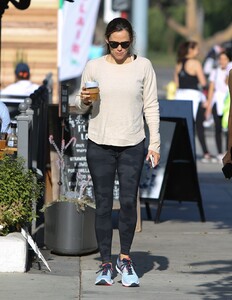 jennifer-garner-out-in-la-07-13-2019-6.jpg