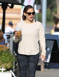 jennifer-garner-out-in-la-07-13-2019-8.jpg