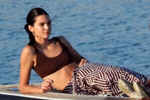 kendall-jenner-at-a-boat-in-mykonos-07-09-2019-0.jpg