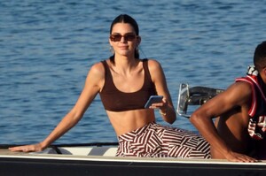 kendall-jenner-at-a-boat-in-mykonos-07-09-2019-1.jpg