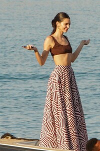 kendall-jenner-at-a-boat-in-mykonos-07-09-2019-12.jpg