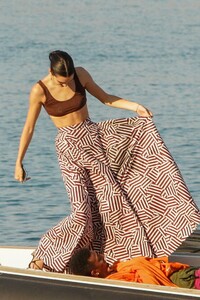kendall-jenner-at-a-boat-in-mykonos-07-09-2019-13.jpg