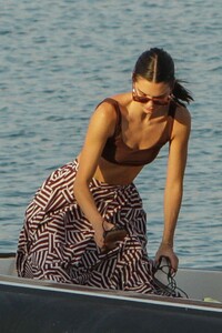 kendall-jenner-at-a-boat-in-mykonos-07-09-2019-14.jpg
