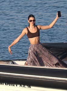 kendall-jenner-at-a-boat-in-mykonos-07-09-2019-15.jpg