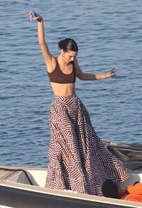 kendall-jenner-at-a-boat-in-mykonos-07-09-2019-2.jpg