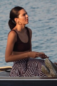 kendall-jenner-at-a-boat-in-mykonos-07-09-2019-3.jpg