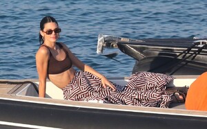 kendall-jenner-at-a-boat-in-mykonos-07-09-2019-7.jpg