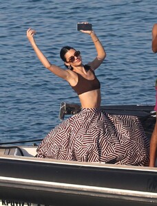 kendall-jenner-at-a-boat-in-mykonos-07-09-2019-8.jpg