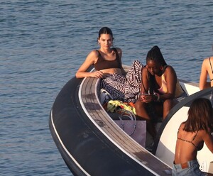 kendall-jenner-at-a-boat-in-mykonos-07-09-2019-9.jpg