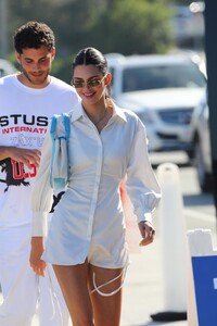 kendall-jenner-cute-style-on-a-boat-in-malibu-07-04-2019-0.jpg