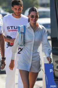 kendall-jenner-cute-style-on-a-boat-in-malibu-07-04-2019-1.jpg