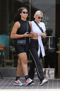 kylie-jenner-and-jordyn-woods-shopping-in-la-10-07-2018-3.jpg