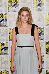 lili-reinhart-riverdale-panel-at-sdcc-2019-2.jpg