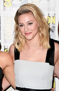 lili-reinhart-riverdale-panel-at-sdcc-2019-3.jpg