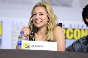 lili-reinhart-riverdale-panel-at-sdcc-2019-6.jpg