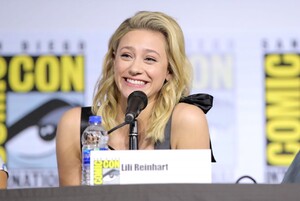 lili-reinhart-riverdale-panel-at-sdcc-2019-7.jpg