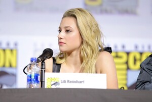 lili-reinhart-riverdale-panel-at-sdcc-2019-8.jpg