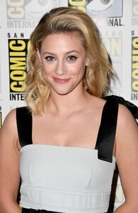 lili-reinhart-riverdale-panel-at-sdcc-2019-9.jpg