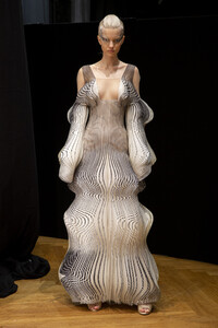 van-herpen-hc-bks-m-rf19-7360.thumb.jpg.ba4cc69d0511f1d853f760fc5a073730.jpg