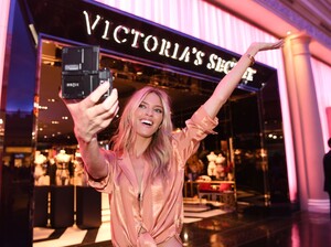 [1162230955] Victoria's Secret Celebrates New Fall Collection With Angel Martha Hunt In Las Vegas.jpg