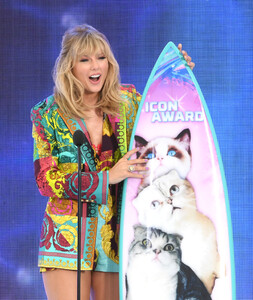 Taylor Swift accepts the Teen Choice Icon Award onstage during FOX's Teen Choice Awards 2019 on August 11, 2019 in Hermosa Beach, California. 1.jpg