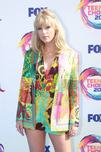 Taylor Swift attends FOX's Teen Choice Awards 2019 on August 11, 2019 in Hermosa Beach, California. 1.jpg