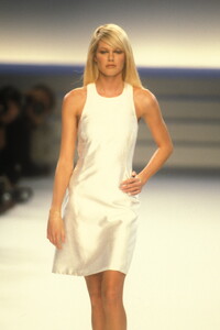 1681734640_RalphLauren1996WomenRTW101.thumb.jpg.5955301387110a7d35942956aab81d89.jpg