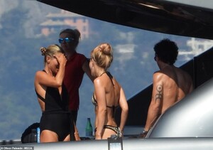 17055928-7338203-Holiday_Kate_showed_off_her_bronzed_tan_aboard_the_yacht_where_s-m-98_1565282723827.jpg