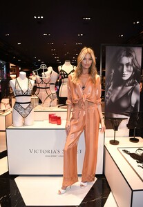 [1162232771] Victoria's Secret Celebrates New Fall Collection With Angel Martha Hunt In Las Vegas.jpg