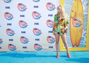 Taylor Swift attends FOX's Teen Choice Awards 2019 on August 11, 2019 in Hermosa Beach, California.3.jpg