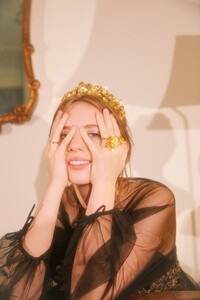 740full-maya-thurman--hawke (5).jpg