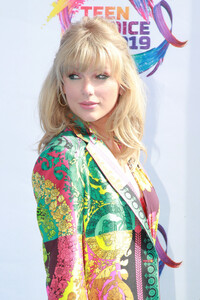 Taylor Swift attends FOX's Teen Choice Awards 2019 on August 11, 2019 in Hermosa Beach, California. 2.jpg