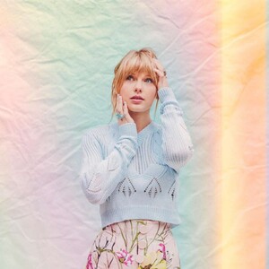 Taylor-Swift---photoshoot-for-Lover-magazine-2019-02.thumb.jpg.db6b0622524d52a347083da23ecd3bf0.jpg