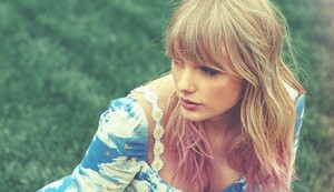Taylor-Swift---photoshoot-for-Lover-magazine-2019-06.thumb.jpg.534e35a0b9f790fa857a278efbfa2513.jpg