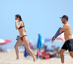 dakota-johnson-and-chris-martin-hamptons-new-york-08-04-2019-9.jpg