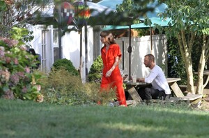 dakota-johnson-and-chris-martin-having-lunch-in-the-hampton-s-08-05-2019-1.jpg