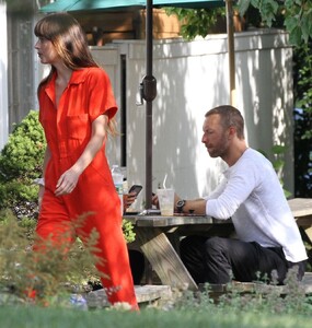 dakota-johnson-and-chris-martin-having-lunch-in-the-hampton-s-08-05-2019-5.jpg