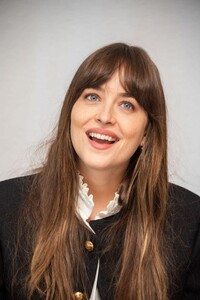 dakota-johnson-the-peanut-butter-falcon-press-conference-in-la-2019-4.jpg