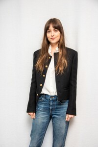 dakota-johnson-the-peanut-butter-falcon-press-conference-in-la-2019-9.jpg