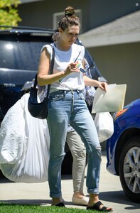 elizabeth-olsen-out-in-studio-city-08-08-2019-1.jpg