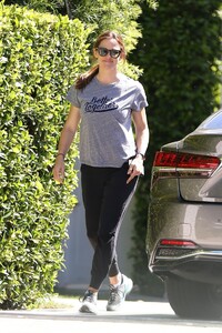 jennifer-garner-in-casual-outfit-los-angeles-08-25-2019-3.jpg