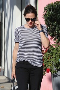 jennifer-garner-out-in-brentwood-08-17-2019-2.thumb.jpg.85811edd00f181de5a10e66ea42bf77b.jpg