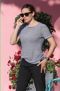 jennifer-garner-out-in-brentwood-08-17-2019-3.thumb.jpg.37e7091e053537fe82ce995b20a89ce5.jpg
