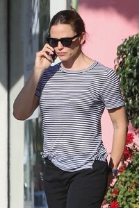jennifer-garner-out-in-brentwood-08-17-2019-6.jpg